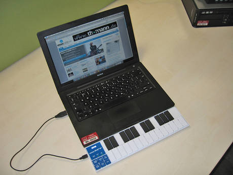 http://mos.musicradar.com/images/Product%20News/Tech/Sep08/Korg%20nanoSeries/nanoSeries-MacBook-470-100-460-70.jpg