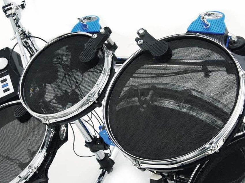 Traps E400 features big all-mesh pads: tempting
