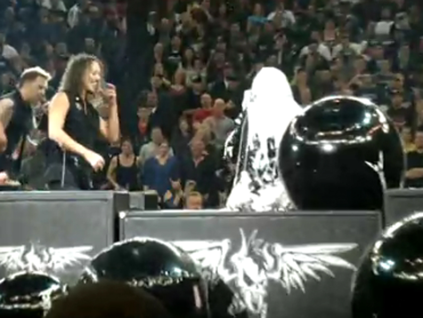 A 'Load' of pies for Lars Ulrich